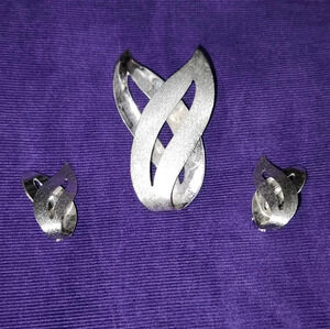 CLEARANCE Vintage Sarah Coventry Satin Flame Signed Brooch & Earrings Set